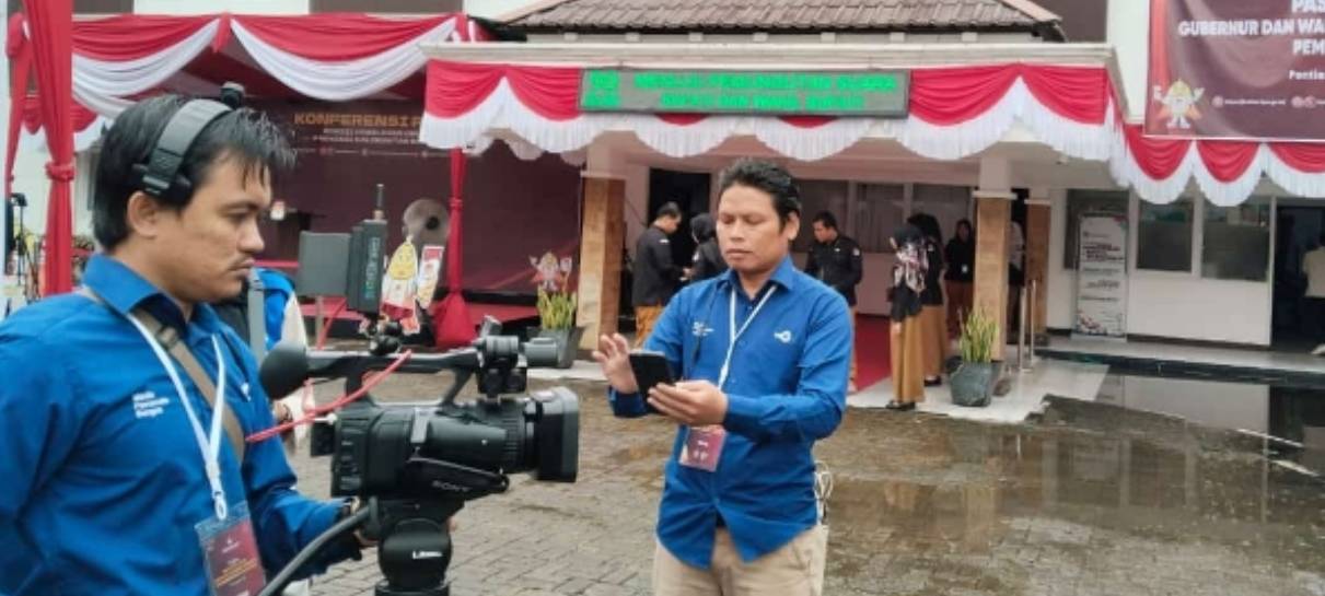 Semangat TVRI Stasiun Kalimantan Barat dalam laporan langsung pendaftaran Calon Kepala Daerah dari berbagai tempat