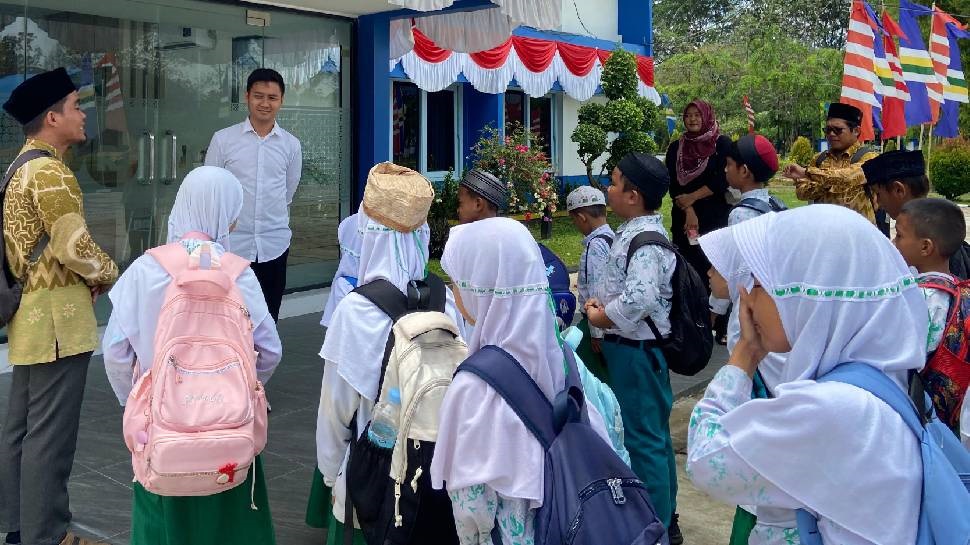 Siswa SD Swasta Pesantren Assalam Asyik Jelajah Dunia Siaran di TVRI Stasiun Kalimantan Barat