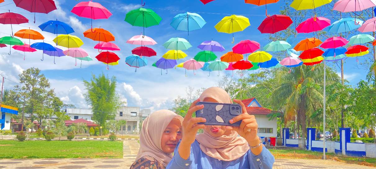 Instagramable! Payung Warna-warni Jadi Spot Favorit di TVRI Stasiun Kalimantan Barat