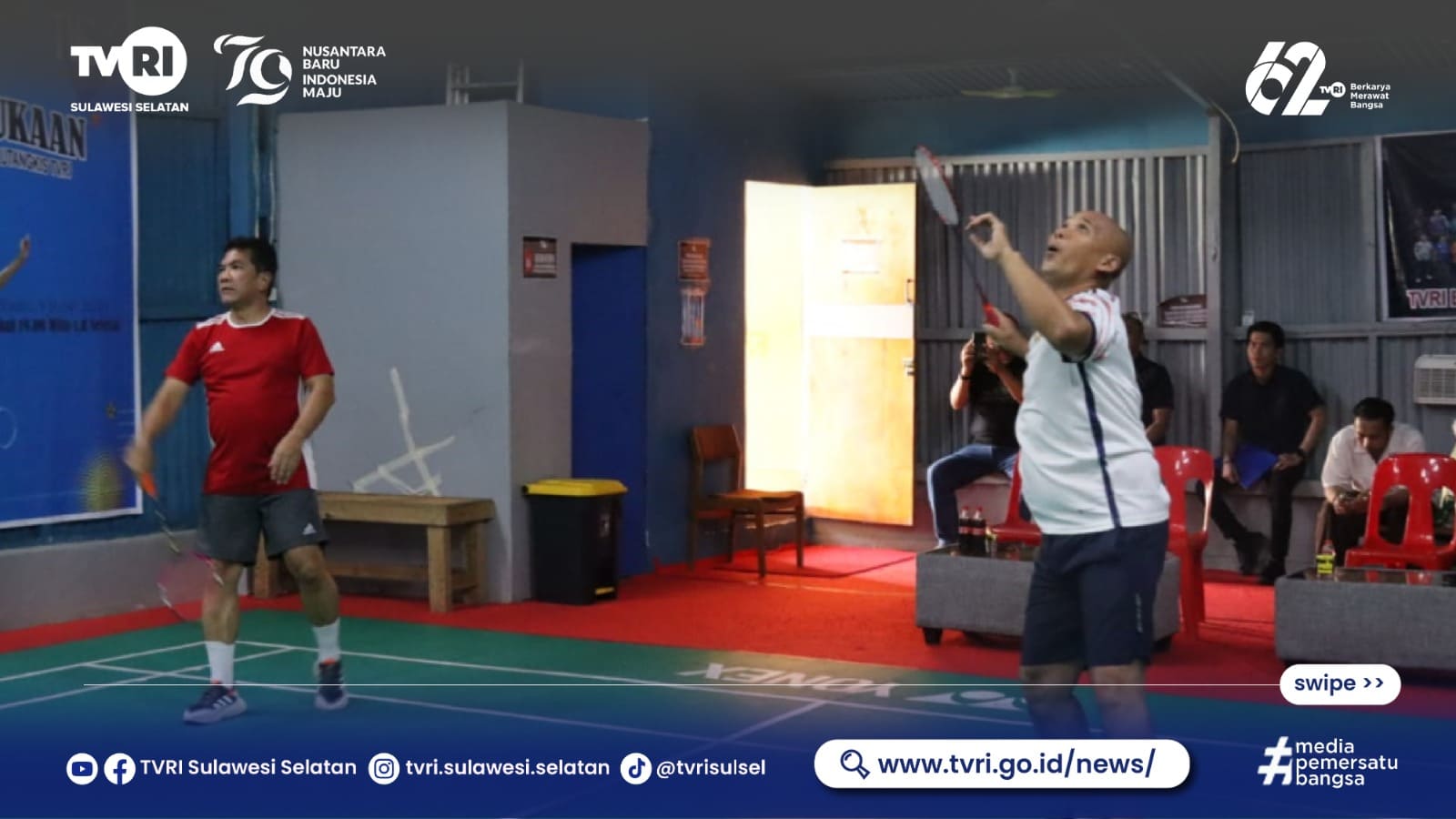 Pertandingan Badminton eksibisi Dirut LPP TVRI dengan karyawan pada kunjungan kerja di Makassar