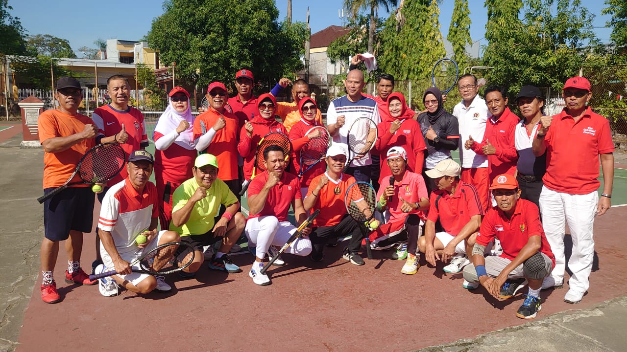 Kepsta TVRI Sulsel Membuka Turnamen Tennis Lapangan untuk Menyambut HUT RI & HUT TVRI di Lapangan Komplek TVRI