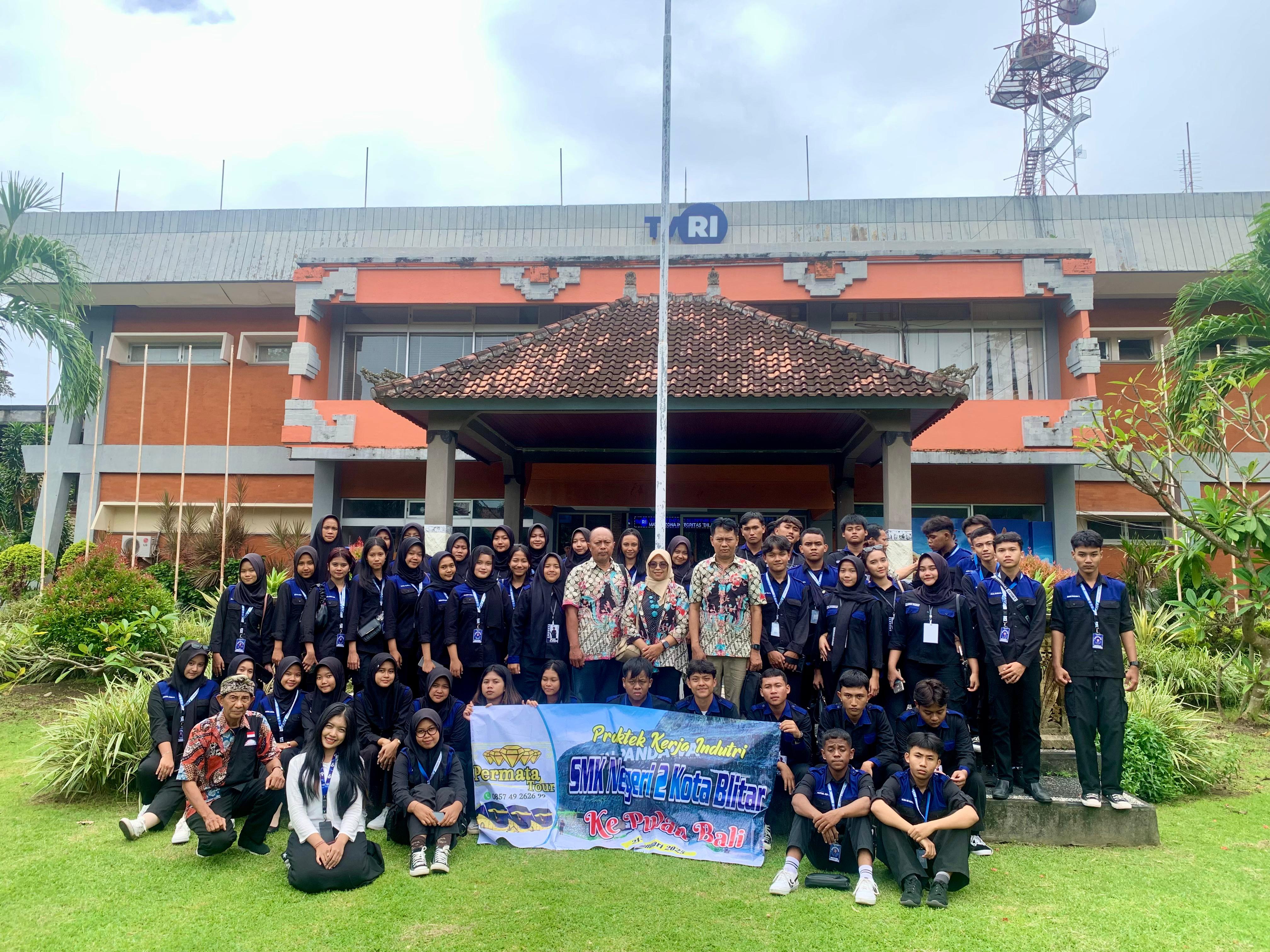 Mengungkap Peran Teknologi dalam Penyiaran, SMKN 2 Blitar Kunjungan Industri di TVRI Bali