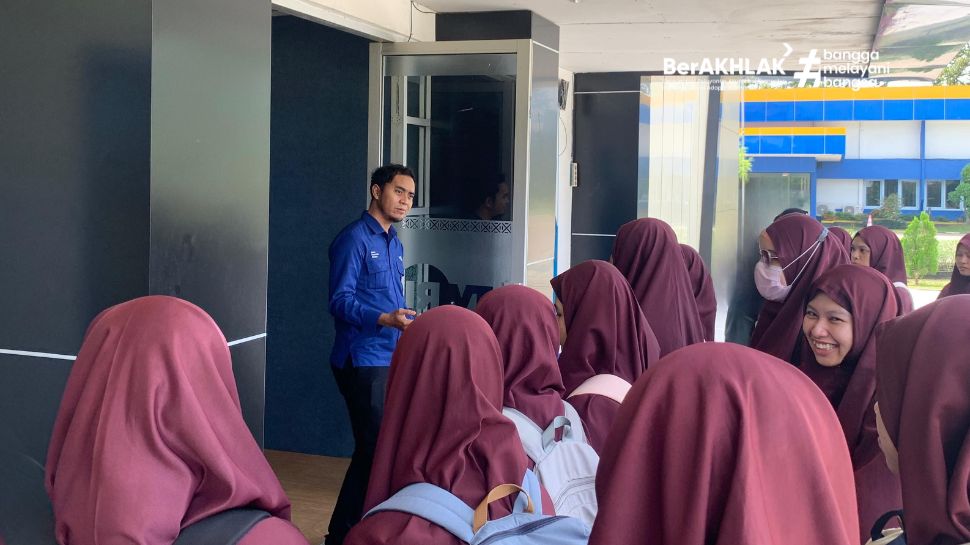 28 Siswi SMA Islam Generasi Madani As-Sakinah Belajar Produksi Siaran di TVRI Stasiun Kalimantan Barat