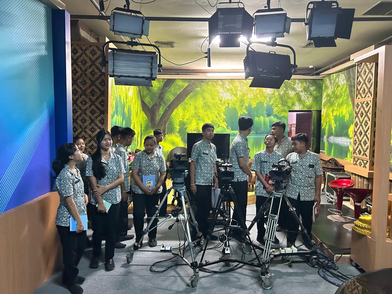 SMK TI Mengwitani Belajar Langsung di Studio TVRI Bali