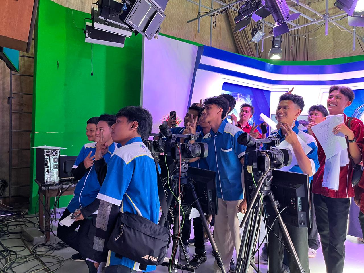 TVRI Bali Ajak Siswa Madrasah Aliyah Negeri (MAN) Bangkalan Keliling Studio