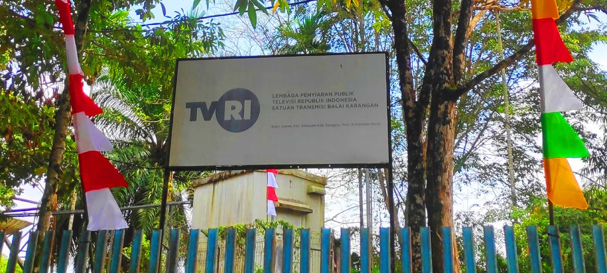 Sang Saka Berkibar di Ujung Negeri di Satuan Transmisi TVRI Stasiun Balai Karangan Kalimantan Barat