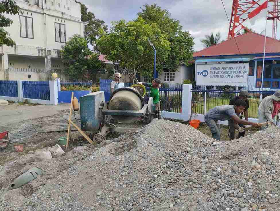 TVRI Stasiun Jambi Menerima Hibah Cor Jalan Dan Halaman Satuan Transmisi Di Bangko