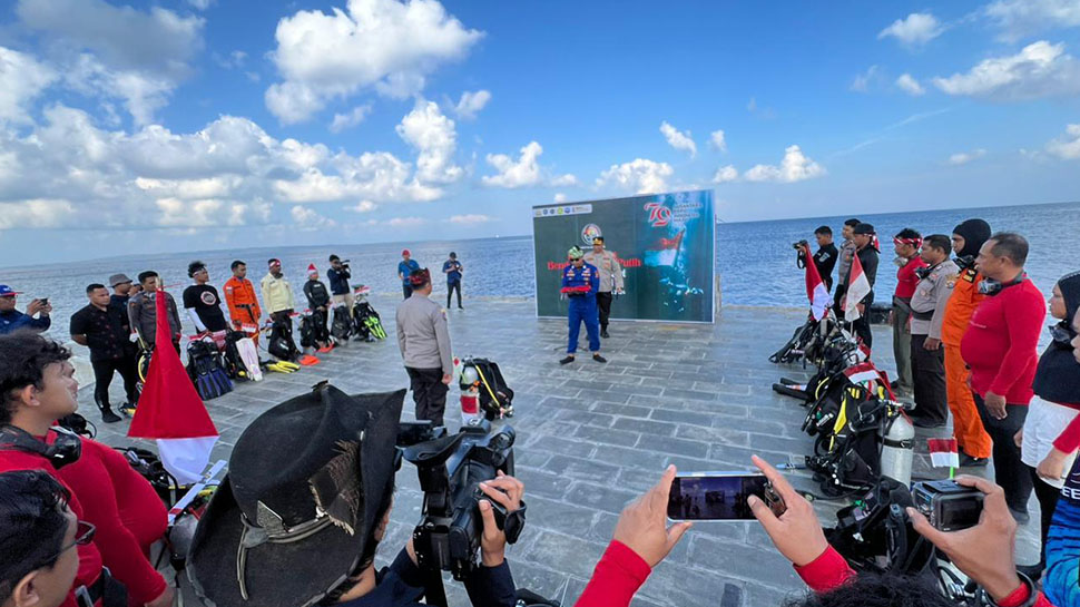 KEPALA TVRI STASIUN SUALWESI TENGGARA IKUT SERTA DALAM PENGIBARAN BENDERA MERAH PUTIH DI BAWAH LAUT WAKATOBI