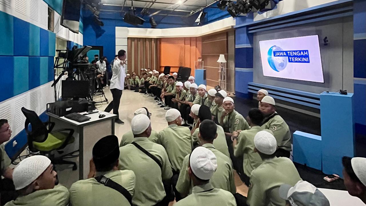 Menjelajahi Dunia Penyiaran: Kunjungan Industri Siswa SMK Gondang Wonopringgo di TVRI Jawa Tengah