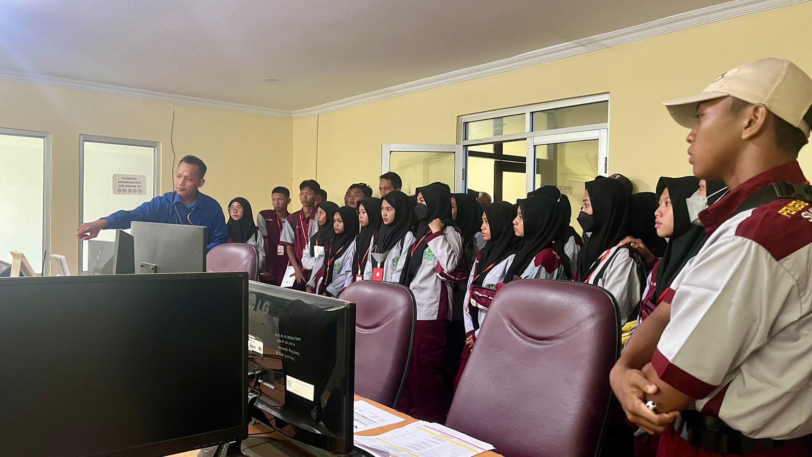 Satu Hari Menjadi Penyiar: SMK Islam Bojong Melakukan Kunjungan Industri di LPP TVRI Stasiun Jawa Tengah