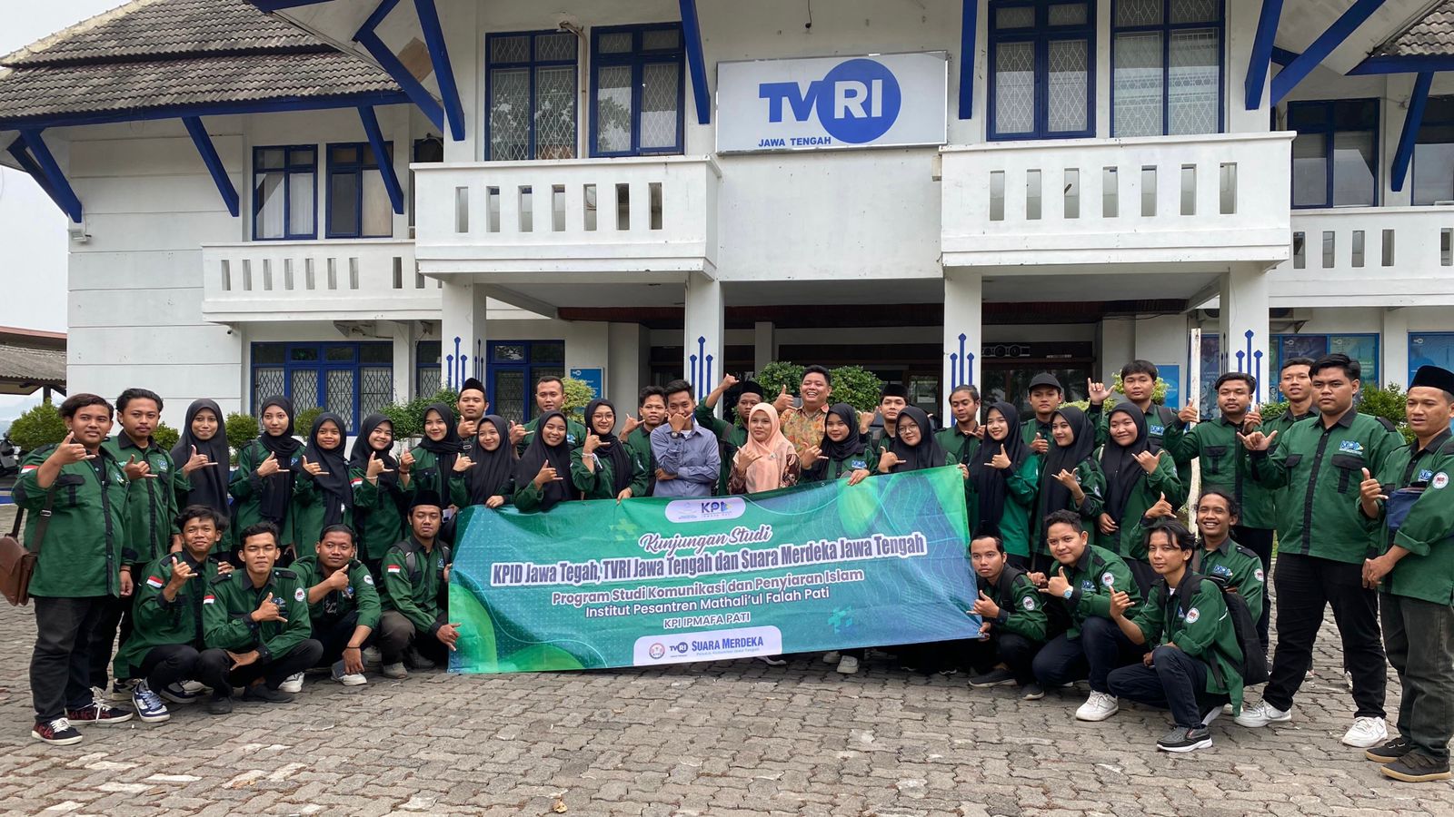 Institut Pesantren Mathali’ul Falah Peroleh Pengalaman Belajar Seru Melalui Kunjungan Edukatif di TVRI Jawa Tengah