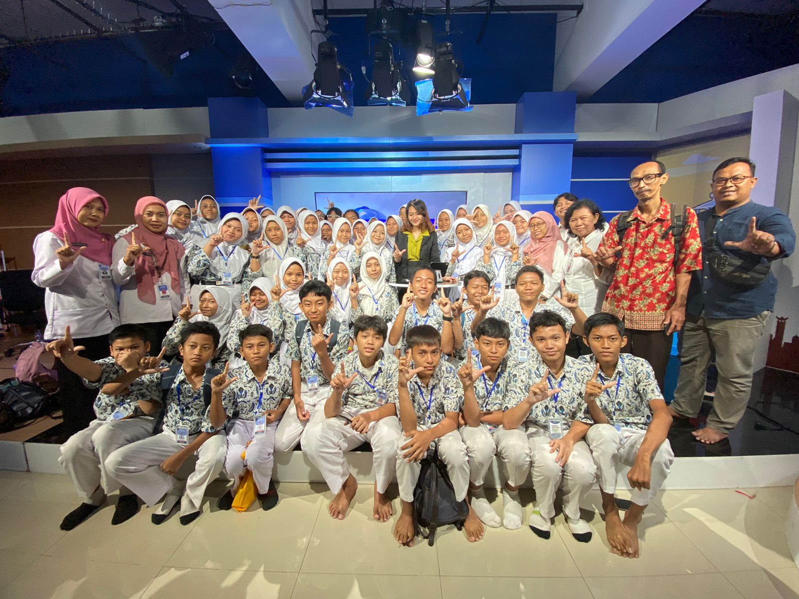 Mengintip Proses Produksi Program TV: Kunjungan Pelajar SMPN 6 Semarang ke TVRI Stasiun Jawa Tengah