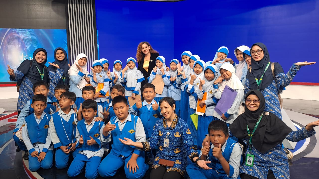 Layanan Edukatif Bagi Pelajar SDIT Baitul Halim dalam Kunjungan Industri ke TVRI