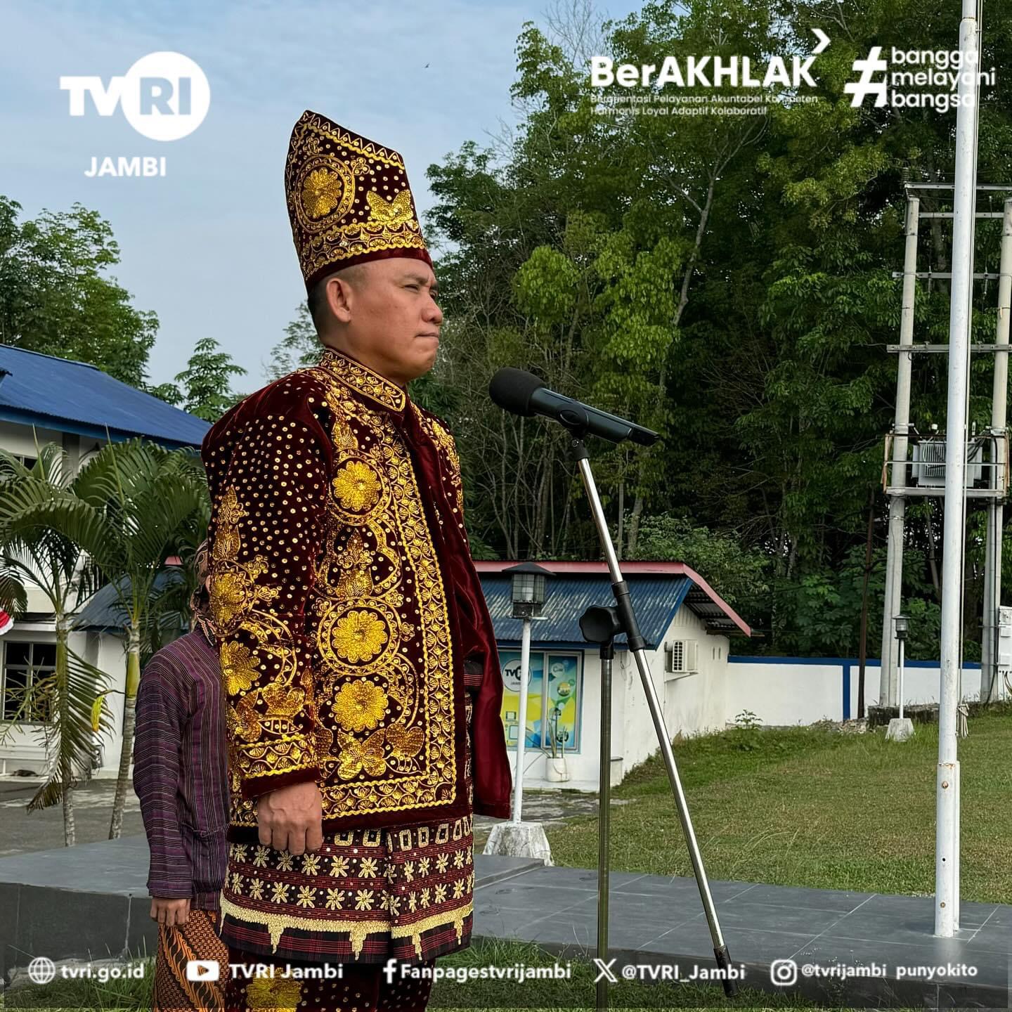 Kepala TVRI Stasiun Jambi Herly Marjoni Bersama Pegawai Menggunakan Pakaian Adat dari Berbagai Daerah di Indonesia Saat Upacara HUT Ke-62 TVRI di Halaman Kantor TVRI