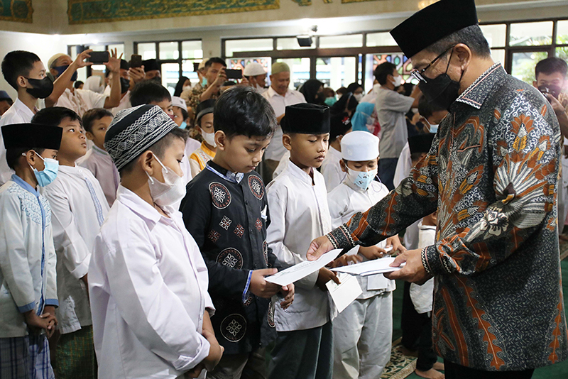 Semarakkan Ramadhan, DKM Al-Manar TVRI Berikan Santunan Anak Yatim