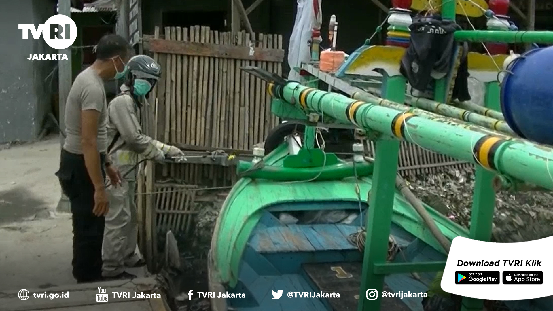 Cegah Covid 19 Polisi Disinfektan Ratusan Kapal Nelayan