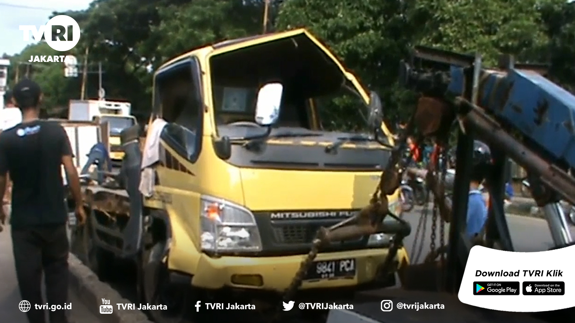 Truk Bermuatan Cairan Antiseptik Menangkal Covid19 Terguling