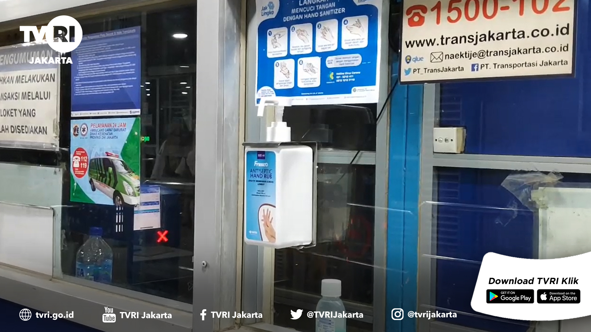 Penumpang Bus Antusias Adanya Hand Sanitizer Di Halte Transjakarta