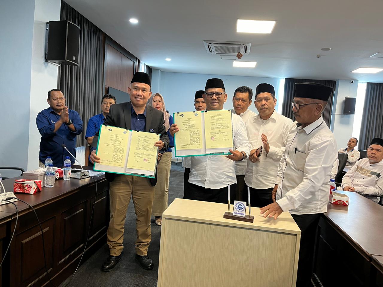 Kepala TVRI Stasiun Jambi dan Rektor Universitas Islam Indonesia Sultan Thaha Saifuddin (UIN STS) Menandatangani Nota Kesepahaman Sosialisasi Penyebaran Informasi Pendidikan dan Kualitas SDM