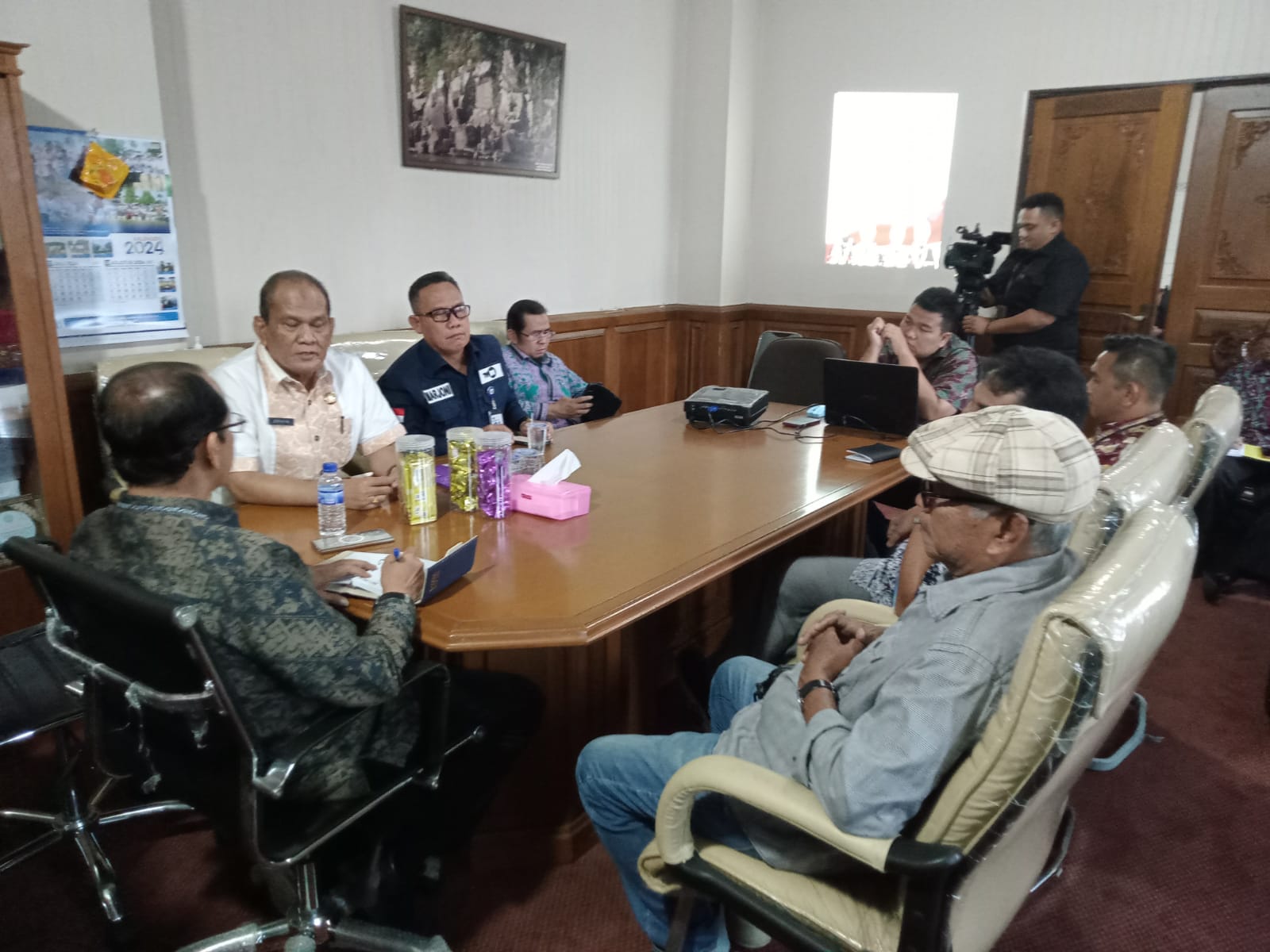 Kepala TVRI Stasiun Jambi Herly Marjoni Menghadiri Rapat Pemantapan Festival Hadrah Jambi Mantap Bershalawat di Ruang Rapat Asisten II Sekda Provinsi Jambi