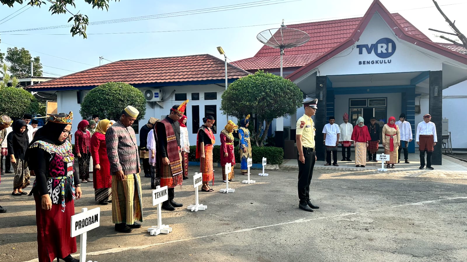 HUT  Ke 62, TVRI Stasiun Bengkulu Gelar Upacara Kenakan Pakaian Adat Nusantara