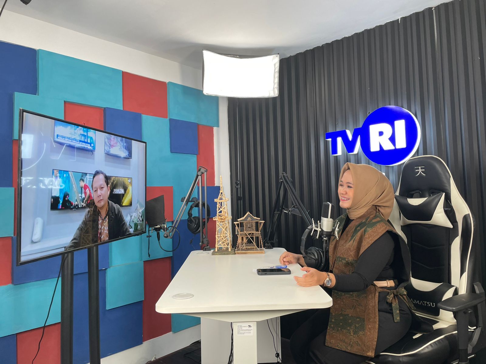 Podcast Punyo Kito TVRI Jambi Bersama Anggota Dewan Pengawas LPP TVRI Membahas Kebijakan Pemerintah Mendukung Ekonomi Media