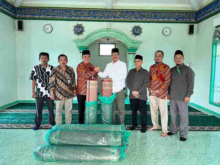 TVRI Stasiun Jambi Menerima Hibah Dari Baznas Provinsi Jambi Berupa Karpet Sholat Dan Cat Untuk Mushola Di Lingkungan TVRI Jambi.