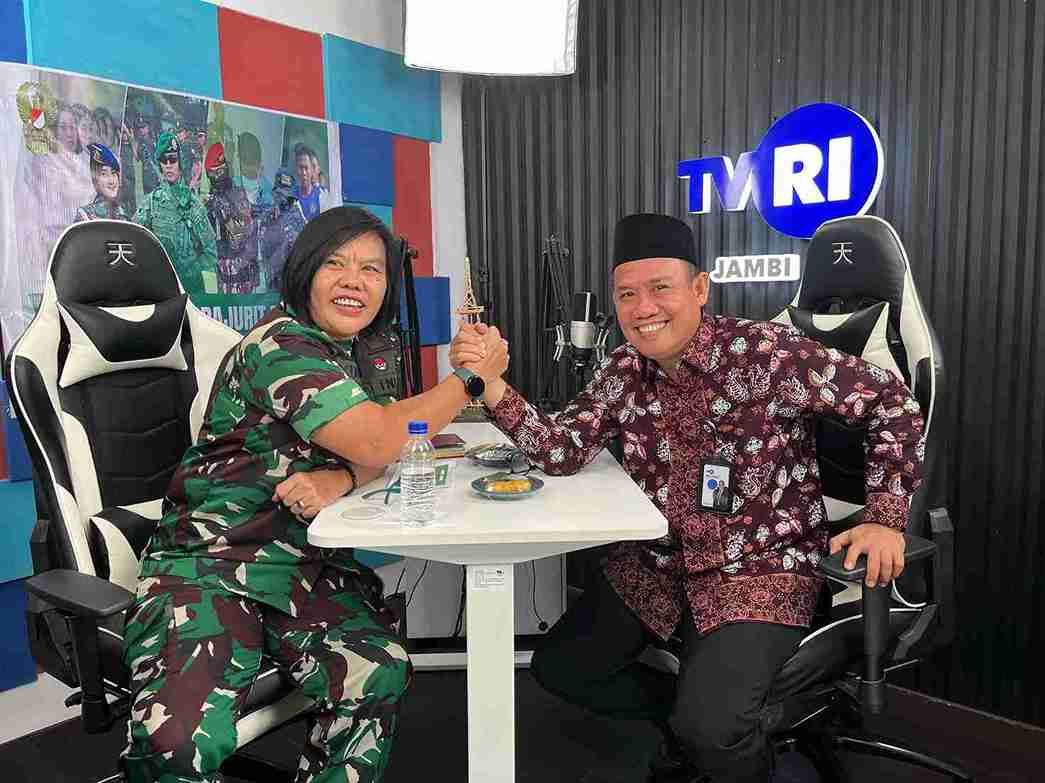 Kepala TVRI stasiun Jambi Herly Marjoni menyambut Hangat Kunjungan Kaajanrem 042/Gapu   Letkol Caj (k) Yulyani, S.Sos 