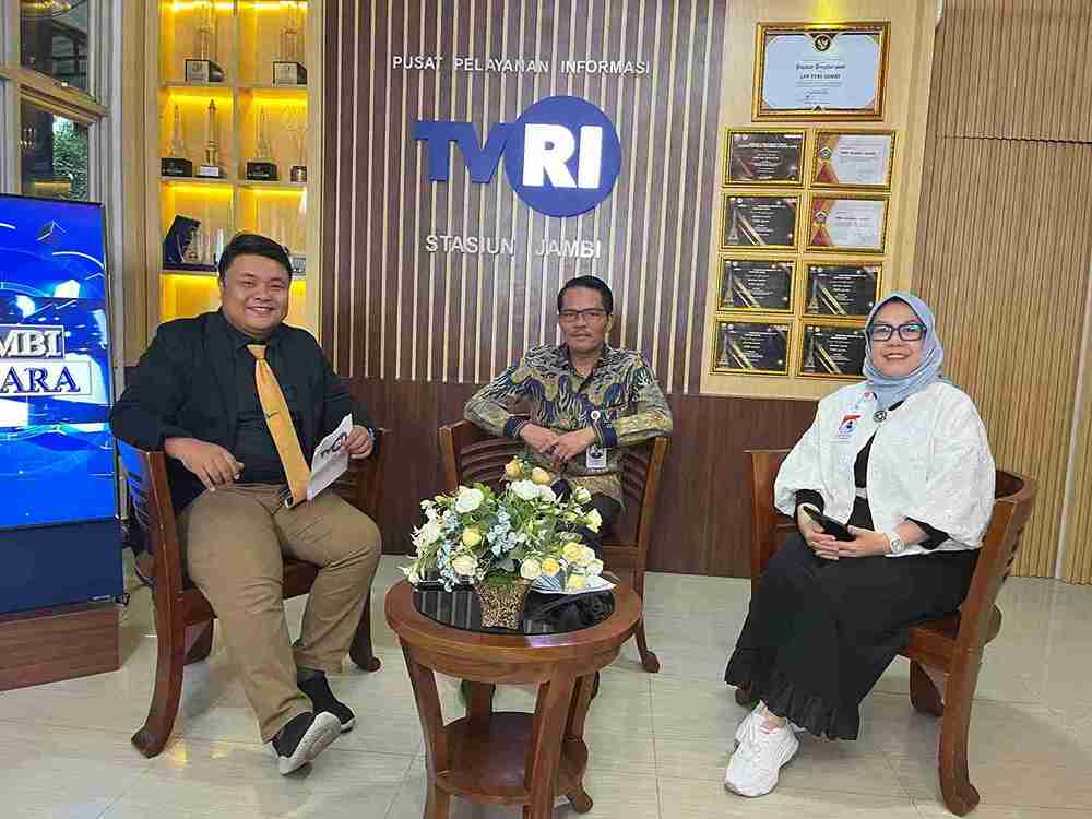 Rektor Universitas Jambi Merealisasikan Kerjasama Produksi dan Penyiaran Dengan Menjadi Narasumber di TVRI Stasiun Jambi